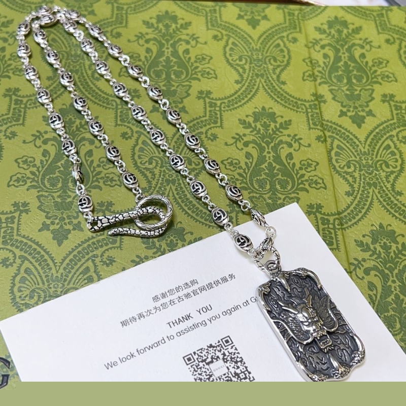 G*u*i necklaces